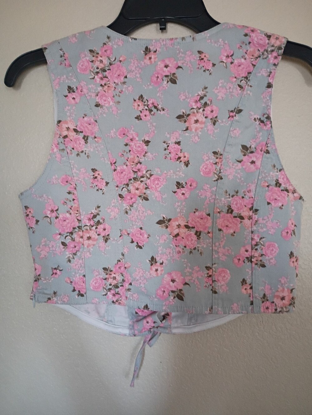Sleeveless Floral Lace-Up Crop Top - Pink on Light Gray - Picture 3 of 5